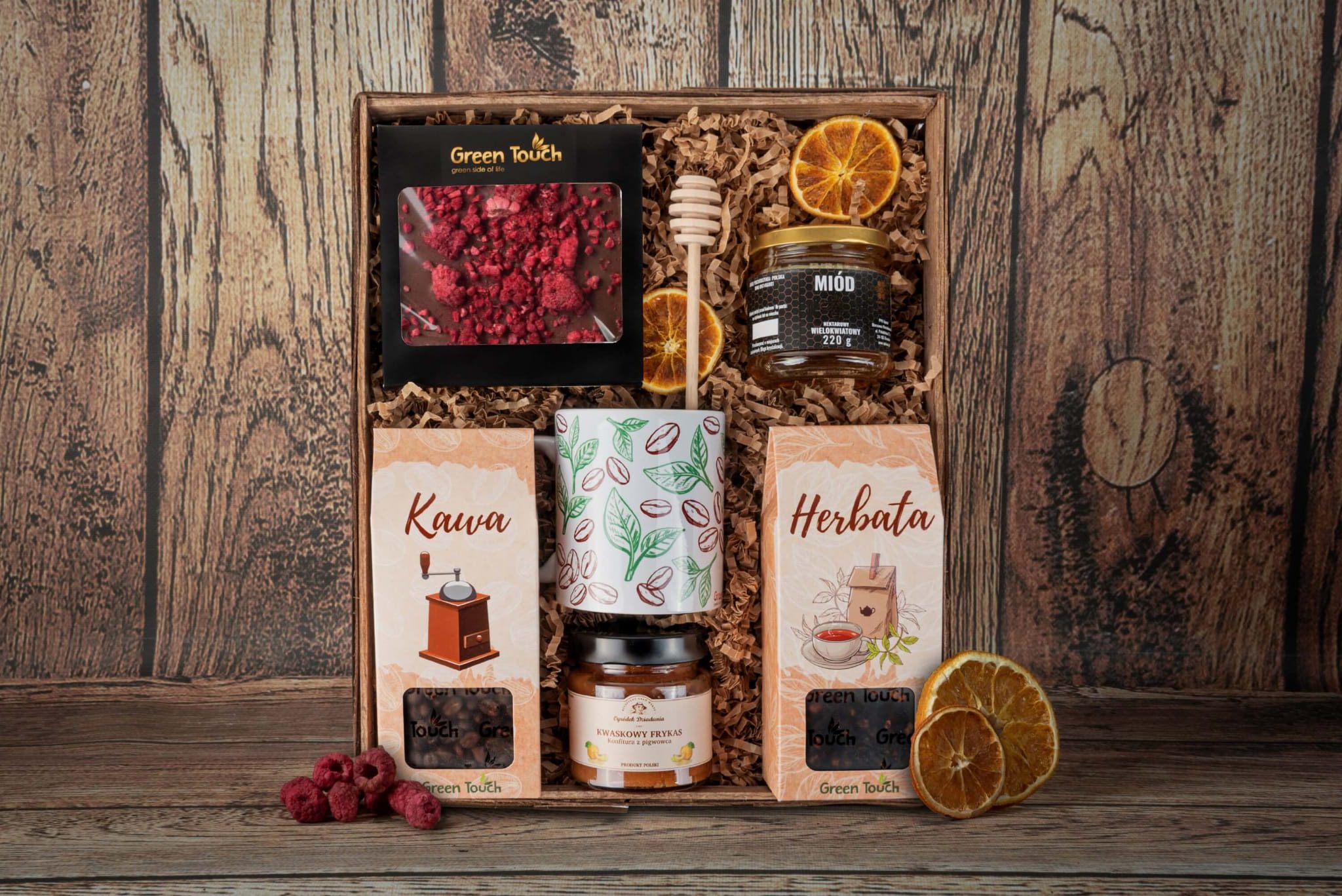 Kosz prezentowy - zestaw z herbatą, kawą, słodyczami, konfiturą i kubkiem - obrazek 2