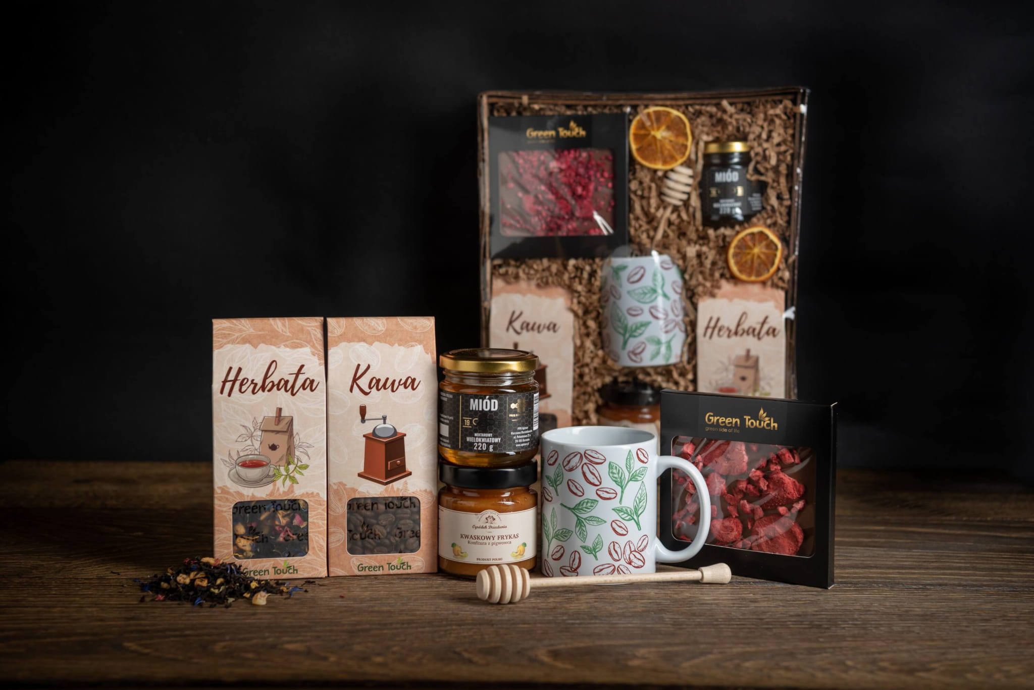 Kosz prezentowy - zestaw z herbatą, kawą, słodyczami, konfiturą i kubkiem - obrazek 3