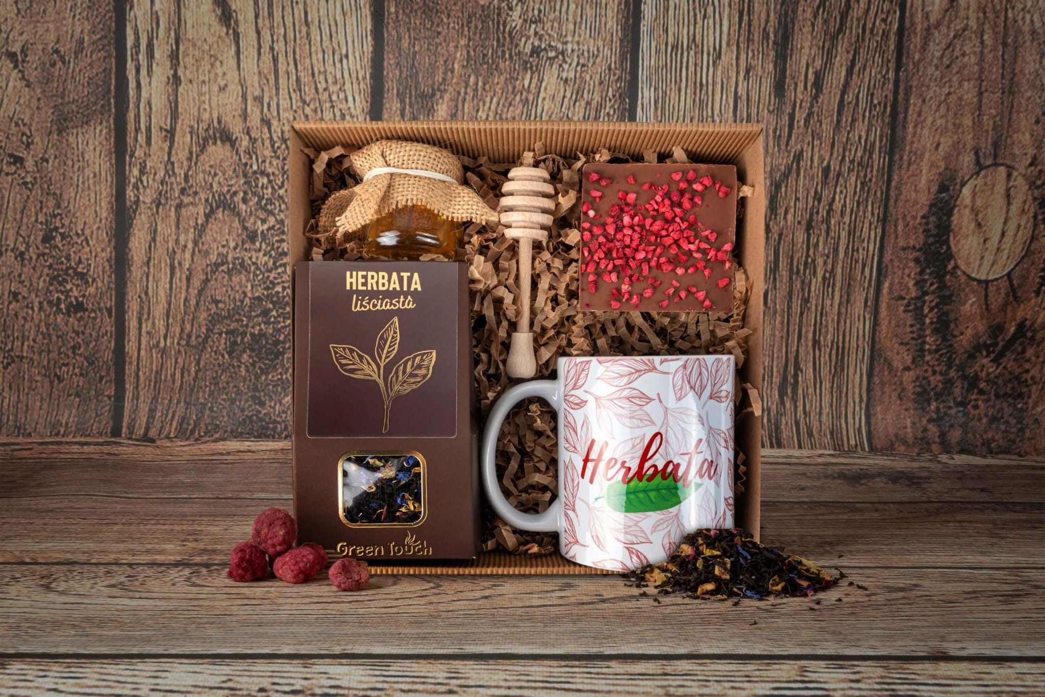 Kosz prezentowy - z herbatą, kubkiem i czekoladą z miodem - obrazek 2