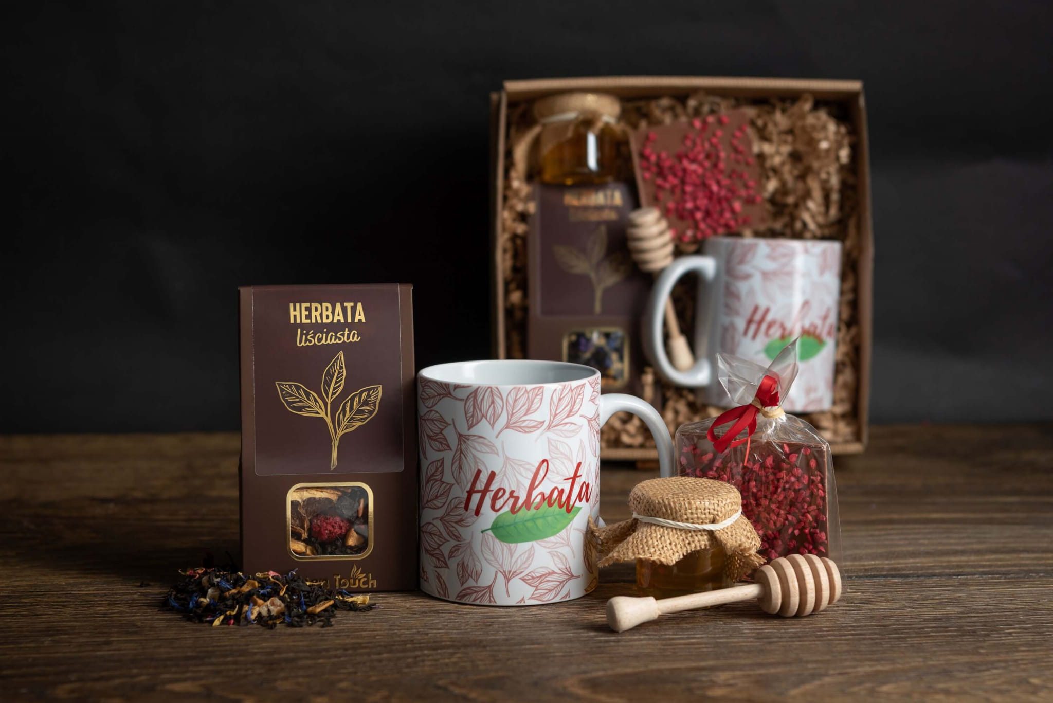 Kosz prezentowy - z herbatą, kubkiem i czekoladą z miodem - obrazek 3
