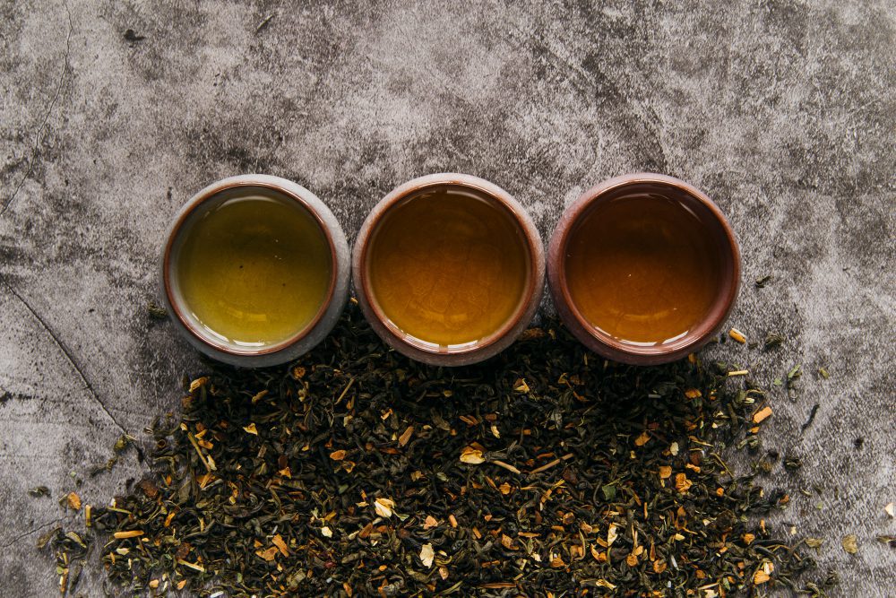 Herbaty oolong – pomiędzy zieloną a czarną. Odkryj tajemnice ich smaku.