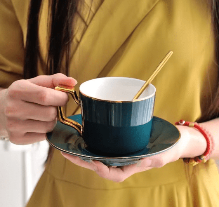 Filiżanki Butelkowa Zieleń 200/220 ml – Złote Akcenty dla Eleganckiego Serwowania - obrazek 6