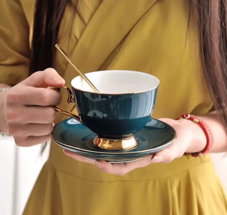 Filiżanki Butelkowa Zieleń 200/220 ml – Złote Akcenty dla Eleganckiego Serwowania - obrazek 5