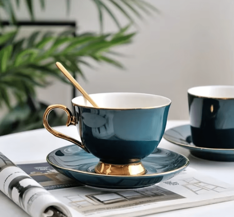 Filiżanki Butelkowa Zieleń 200/220 ml – Złote Akcenty dla Eleganckiego Serwowania - obrazek 3