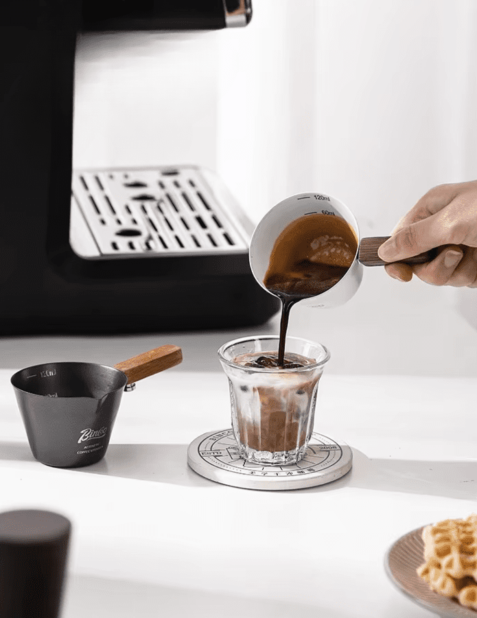 Mini dzbanek do espresso z drewnianą rączką – precyzyjne odmierzanie kawy i mleka do użytku domowego i profesjonalnego - obrazek 3