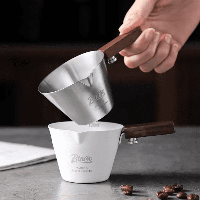 Mini dzbanek do espresso z drewnianą rączką – precyzyjne odmierzanie kawy i mleka do użytku domowego i profesjonalnego - obrazek 7