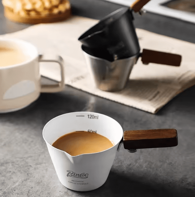 Mini dzbanek do espresso z drewnianą rączką – precyzyjne odmierzanie kawy i mleka do użytku domowego i profesjonalnego - obrazek 5