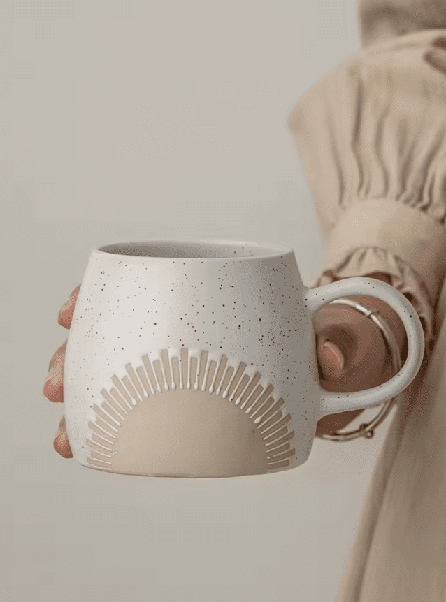 Kubek ceramiczny 450 ml – Vintage styl, matowe wykończenie i minimalistyczny wzór słońca - obrazek 4