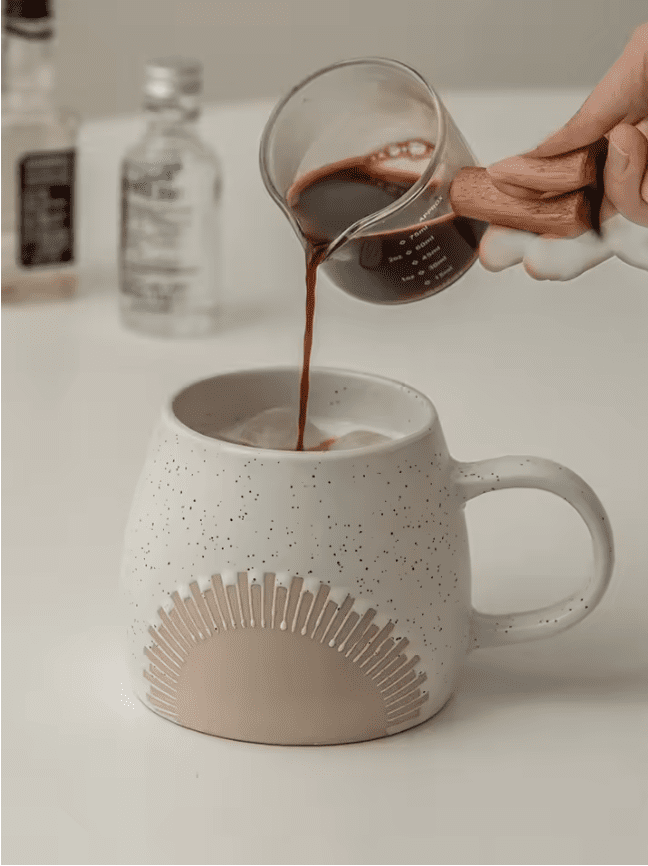 Kubek ceramiczny 450 ml – Vintage styl, matowe wykończenie i minimalistyczny wzór słońca - obrazek 3