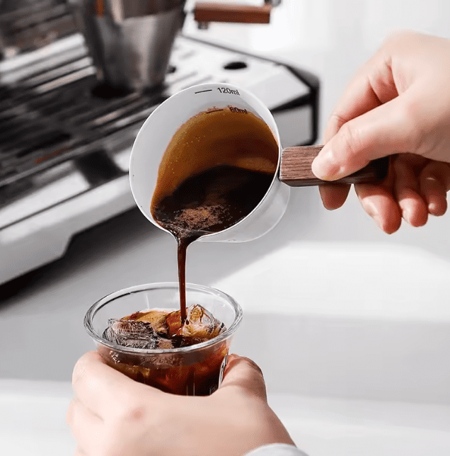 Mini dzbanek do espresso z drewnianą rączką – precyzyjne odmierzanie kawy i mleka do użytku domowego i profesjonalnego - obrazek 6