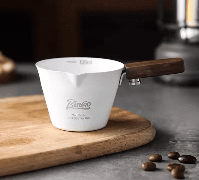 Mini dzbanek do espresso z drewnianą rączką – precyzyjne odmierzanie kawy i mleka do użytku domowego i profesjonalnego - obrazek 9