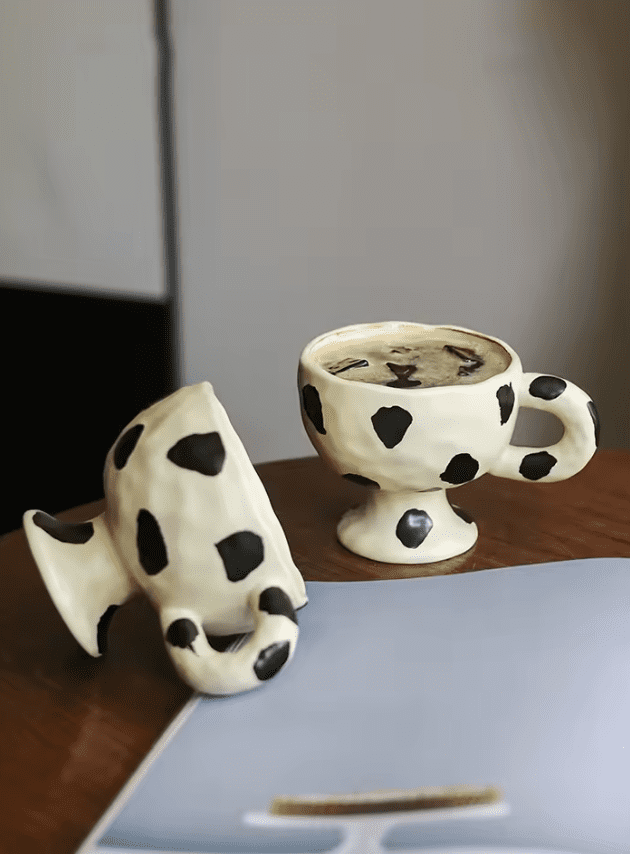 Ręcznie robiony kubek ceramiczny 250 ml – styl vintage z kropkami w stylu krowim dla fanów unikatowego designu - obrazek 3