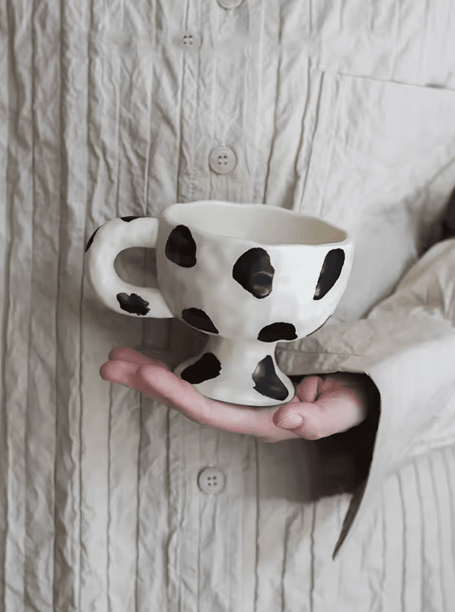 Ręcznie robiony kubek ceramiczny 250 ml – styl vintage z kropkami w stylu krowim dla fanów unikatowego designu - obrazek 5