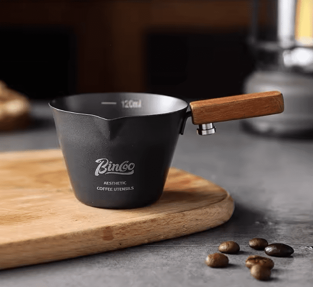 Mini dzbanek do espresso z drewnianą rączką – precyzyjne odmierzanie kawy i mleka do użytku domowego i profesjonalnego - obrazek 10