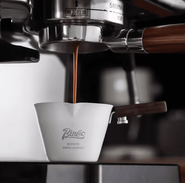 Mini dzbanek do espresso z drewnianą rączką – precyzyjne odmierzanie kawy i mleka do użytku domowego i profesjonalnego - obrazek 4