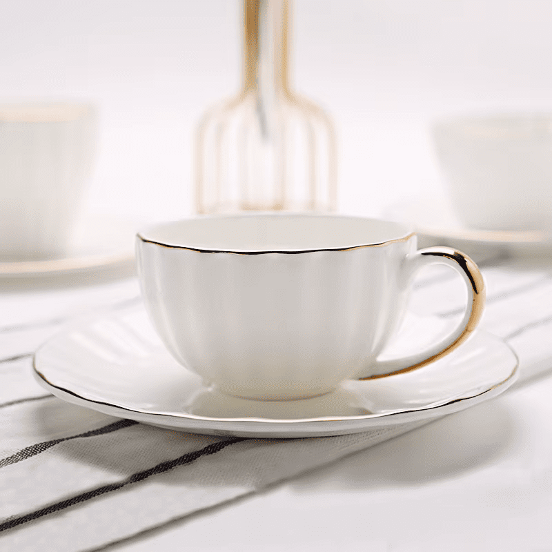 Elegancka Filiżanka 190 ml – Minimalistyczna Biel ze Złotymi Wykończeniami - obrazek 3