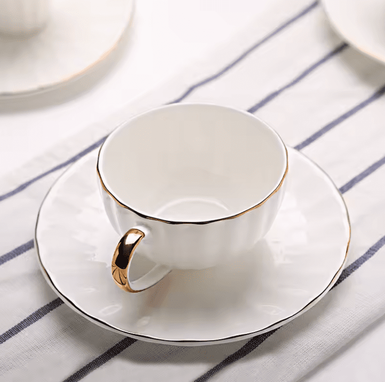 Elegancka Filiżanka 190 ml – Minimalistyczna Biel ze Złotymi Wykończeniami - obrazek 2