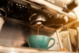 Jak zrobić idealną kawę w domu? Sekrety baristów