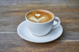 Kawa z mlekiem: Czym różnią się popularne wariacje latte, cappuccino i flat white?